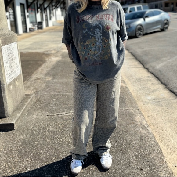 Women’s Universal Thread Mid Rise 90s Baggy Jeans - Leopard Print - Size 8 - Picture 1 of 5